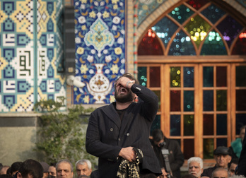 Un hombre llora durante el funeral de Ali Shamkhani, secretario del Consejo de Defensa de Irán y asesor cercano del difunto líder supremo, el ayatolá Alí Jamenei, el 14 de marzo de 2026