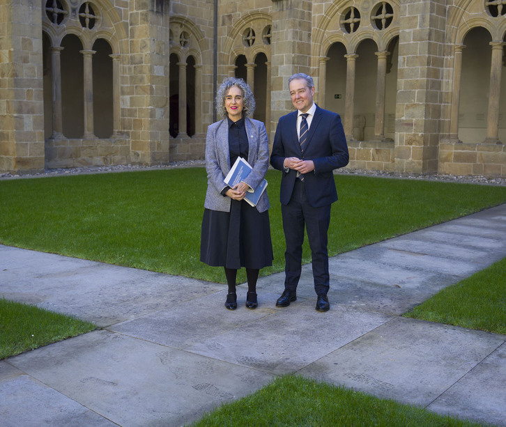 Ibone Bengoetxea y Andoni Iturbe han presentado el anteproyecto de ley.