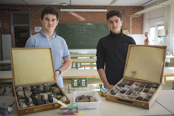 Aitzol Bilbao y Lier Elorriaga, en el laboratorio del IES Jose Miguel Barandiaran de Leioa.