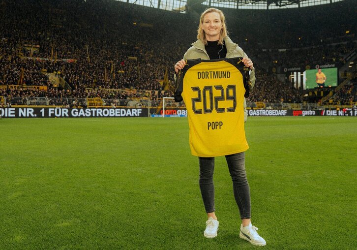 Popp posa en el Westfalenstadion tras anunciar su fichaje.
