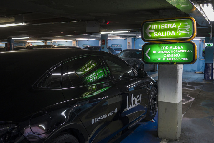 Un vehículo de Uber en un parking de Donostia.
