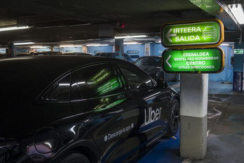 Un vehículo de Uber en un parking de Donostia.