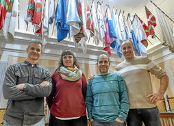 Argazki nagusian Ion Larrañaga, Jone Oliban, Kepa Iribar eta Jon Salsamendi. Lerro hauen gainean, Getariako Udaleko osoko bilkuren aretoa leporaino beteta.