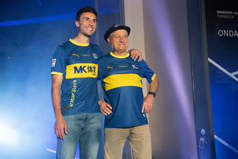 El capitán albiazul Ander Guevara y Manolo Martín, seguidor albiazul que vivió en primera persona aquella gesta histórica.