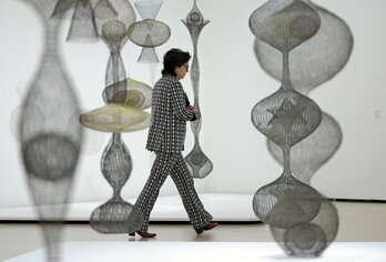 Alanbre kiribilduz osatutako eskulturak.