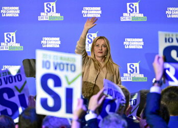 Con este referéndum, Meloni sabrá si continúa su luna de miel con el electorado italiano. En esta página, carteles pidiendo el voto en un sentido o en otro de cara a esa consulta.
