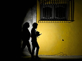 Dos mujeres caminan por La Habana en medio del apagón.