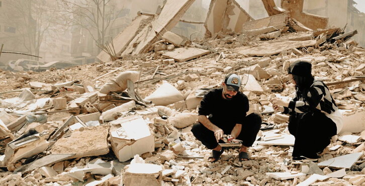 Una pareja busca entre las escombros dejados por las bombas israelíes en el barrio beirutí de Bachoura.
