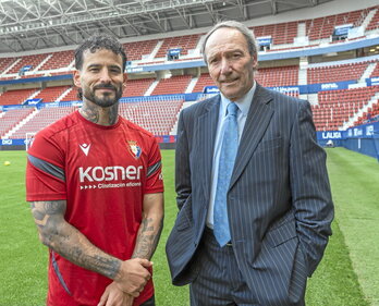 Javier Castañeda y Rubén García posan sobre el césped de El Sadar. Casi tres décadas separan sus respectivas trayectorias futbolísticas.