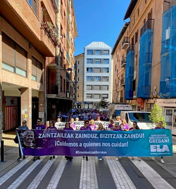 Concentración de las trabajadoras ante el Ayuntamiento de Errenteria.