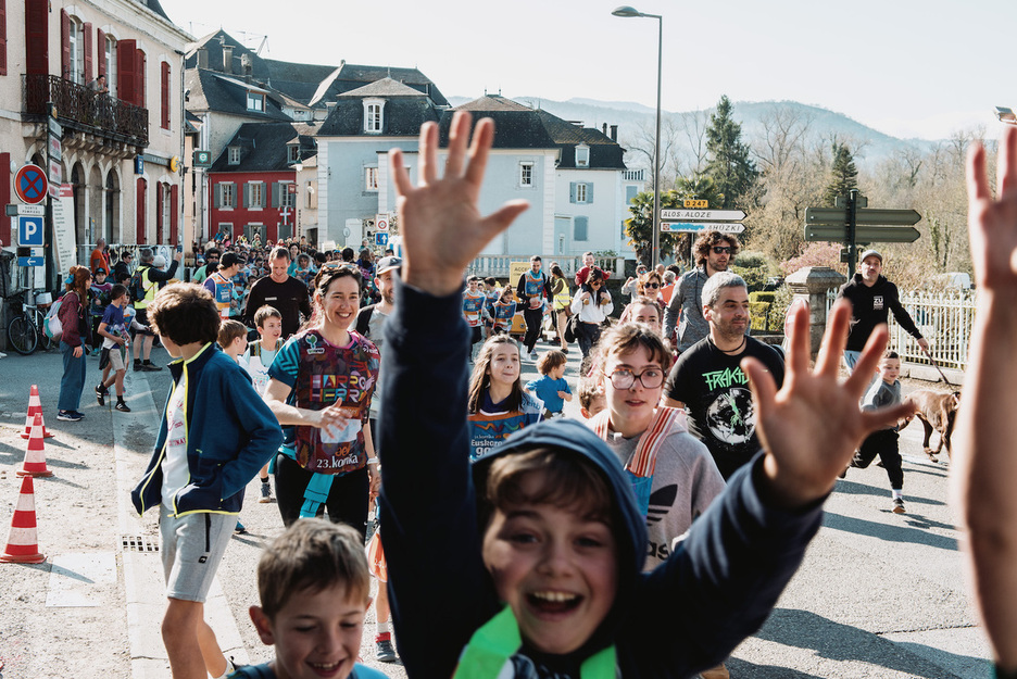 Gazteak zein helduak bildu dira aurtengo Korrikaren hasieran parte hartzeko. Gazteak zein helduak bildu dira aurtengo Korrikaren hasieran parte hartzeko.