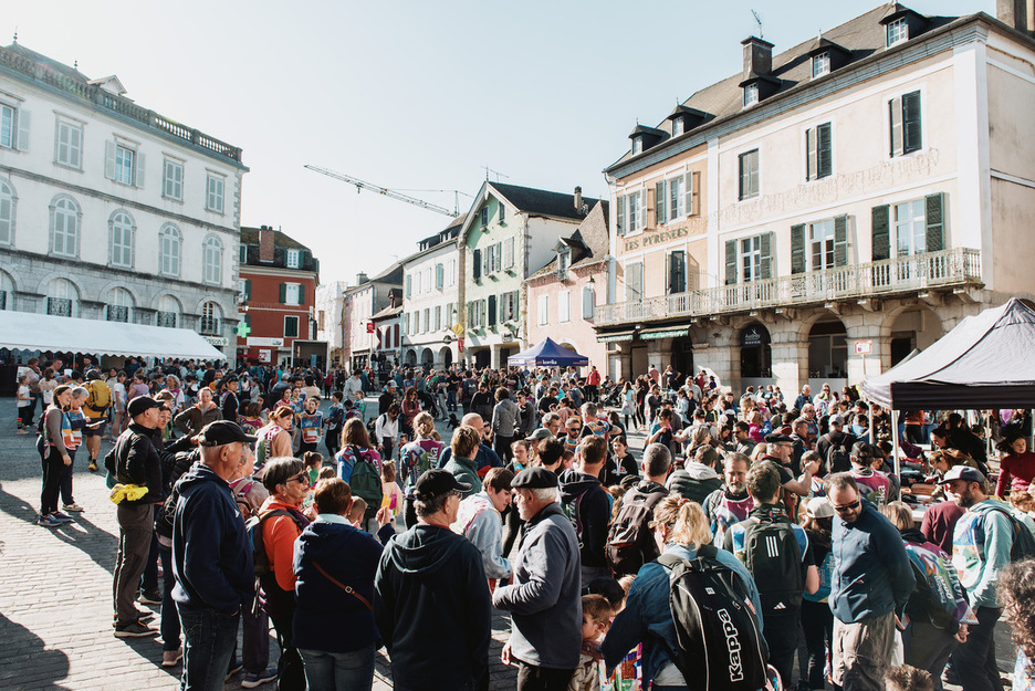 Atharratzeko plaza beteta egon da goizetik. Atharratzeko plaza beteta egon da goizetik.