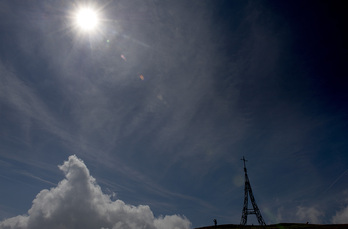 Gorbeiako gurutzearen irudi ederra.