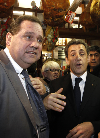 Max Brisson, eskuinean, eta Nicolas Sarkozy 2012an.