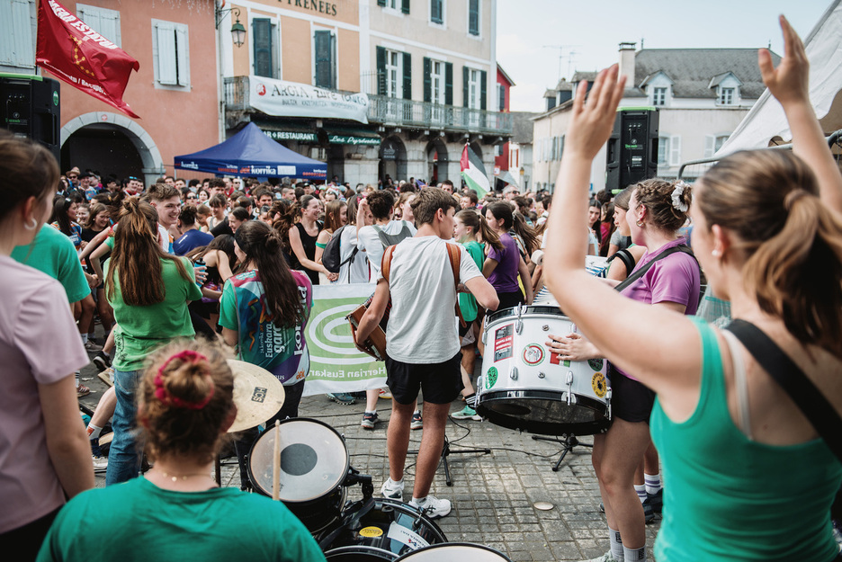 Bernat Etxepare lizeoko txarangak girotu ditu Korrikaren aurrekoak plazan. Bernat Etxepare lizeoko txarangak girotu ditu Korrikaren aurrekoak plazan.