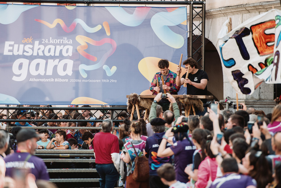 Txalaparta doinuekin hasi da ekitaldia. Txalaparta doinuekin hasi da ekitaldia.