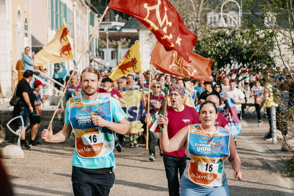 Okzitanieraren aldeko La Passem herri lasterketako ordezkariak, Maulen. Okzitanieraren aldeko La Passem herri lasterketako ordezkariak, Maulen.