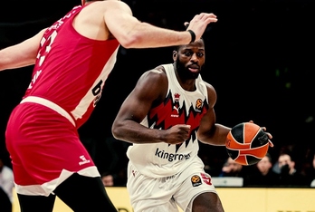 Omoruyi encara a un rival de Olympiacos.