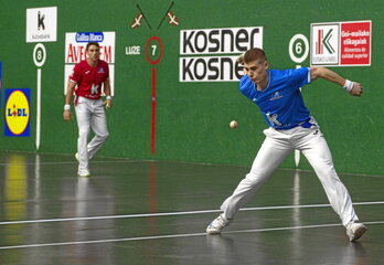 Beñat Apezetxea, Beotibarren sakea egiteko prest, atzean Peio Etxeberria duela.