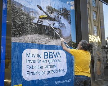 KEM-MOCek BBVAren sukurtsaletako batean egindako ekintza.