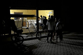 Cola en una panadería de La Habana durante un apagón.