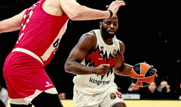 Eugene Omoruyi encara a un rival de Olympiacos en el encuentro de ayer de Euroliga.
