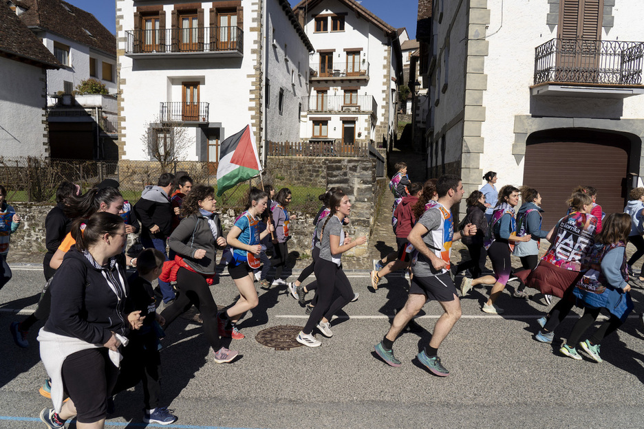 Bidean aurrera, urratsez urrats, herrien arteko elkartasuna lekuko. Bidean aurrera, urratsez urrats, herrien arteko elkartasuna lekuko.