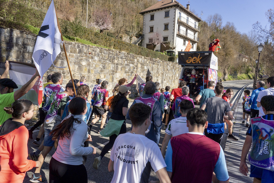 Korrikak Nafarroako errepidean aurrera jarraitzen du, parte-hartzaile ugari eta giro biziaren artean. Korrikak Nafarroako errepidean aurrera jarraitzen du, parte-hartzaile ugari eta giro biziaren artean.