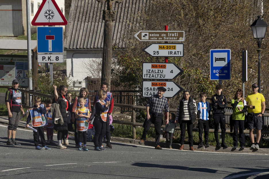 Otsagabiako sarreran, herritarrak Korrikaren zain, lekukoa hartzeko prest. Otsagabiako sarreran, herritarrak Korrikaren zain, lekukoa hartzeko prest.