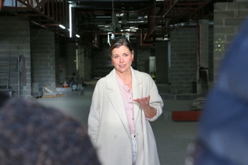 La concejal Ane Oyarbide, en el mercado de la Bretxa de Donostia.