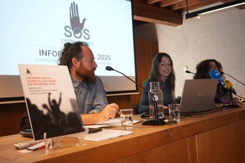 Agustín Cuevas, Marta de Castro y Flavia Navarrete han explicado el contenido del informe sobre el racismo en Nafarroa en 2025.