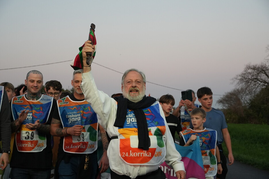 Urtza Errasti, un des créateurs de la Korrika, ne loupe pas une occasion de courir et de rendre hommage à ceux et celles qui ont rendu possible cette aventure.