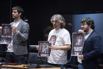 Los tres parlamentarios de Contigo-Zurekin, Carlos Guzmán (IUN), Daniel López (Podemos-Ahal Dugu) y Carlos Garrido (independiente), muestran un cartel favorable al derribo de Los Caídos.