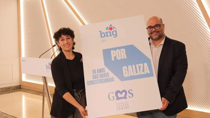 Lucía López y Rubén Cela muestran el cartel con motivo del 50 aniversario de las Bases Constitucionais.