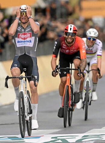 Mathieu van der Poel se llevó el gato al agua en la Milán-San Remo del año pasado al vencer en un intenso sprint a Isaac del Toro y Tadej Pogacar.