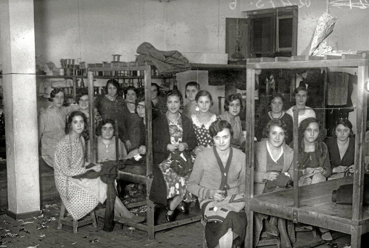 Jostun talde bat, Balenciaga etxearentzat lanean, 1930. urtean.