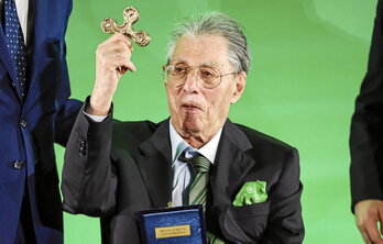 Umberto Bossi, recibiendo un galardón en 2024.