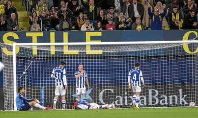 Realistas cabizbajos mientras la afición amarilla celebra el segundo gol de su equipo.