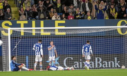 Realistas cabizbajos mientras la afición amarilla celebra el segundo gol de su equipo.