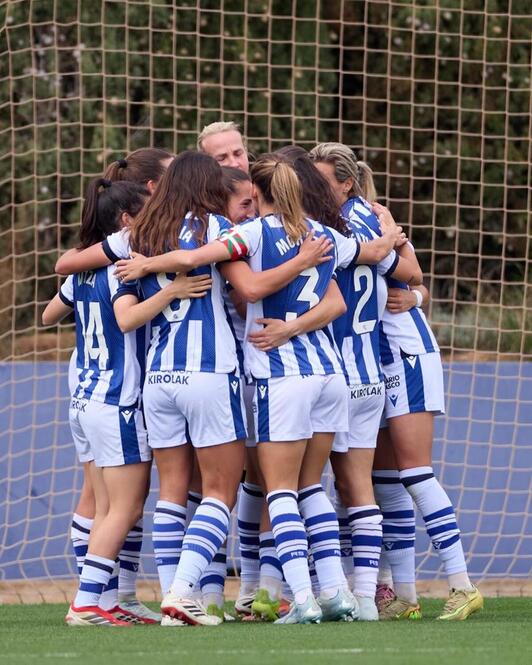 Las txuriurdines celebran el gol de la victoria.