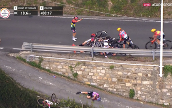 Silvestri ha caído detrás del quitamiedos en una curva.