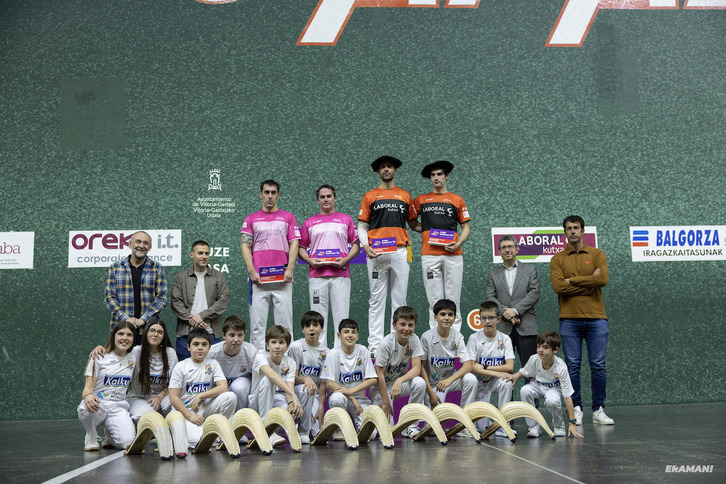 Johan-Lopez, txapelekin, ondoan Erkiaga-Zabala dituztela.