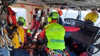 El motorista, trasladado en el helicóptero.