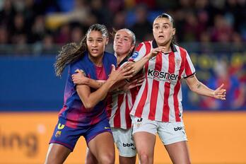 Sydney, Nerea Nevado y Landaluze esperan un balón aéreo en el área en el partido de Liga F entre Barcelona y Athletic en el Johan Cruyff.