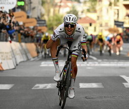 Tadej Pogacar celebra con rabia su triunfo en la Milán-San Remo.