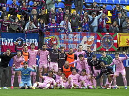 El Eibar celebra la victoria junto a los aficionados armeros desplazados a Andorra.