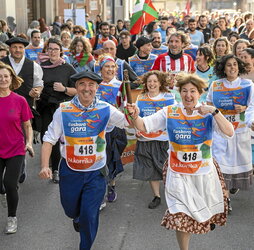 Paseando el testigo por el centro de la capital de Erribera.