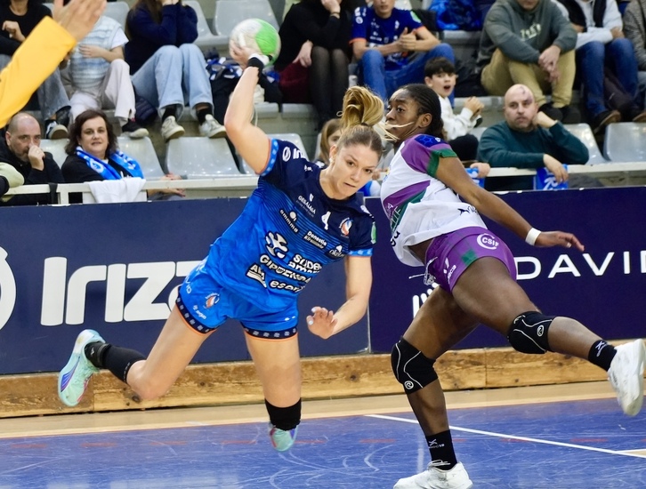 Ogonovszky intenta lanzar en un partido anterior.