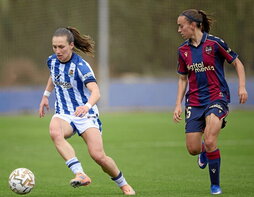 Arola conduce el balón junto a Gabaldón.