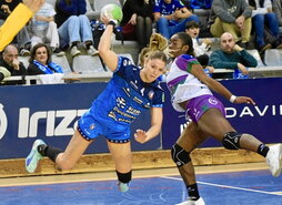 Ogonovszky intenta lanzar.